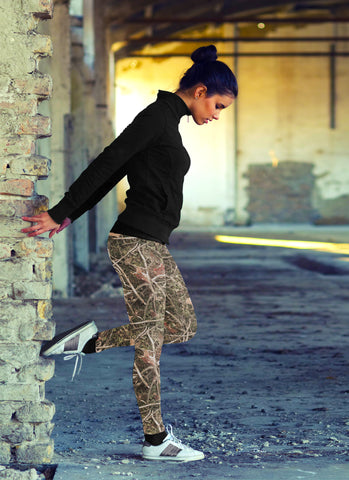 Image of Hunting Leggings Realistic Branches and Leaves Camo
